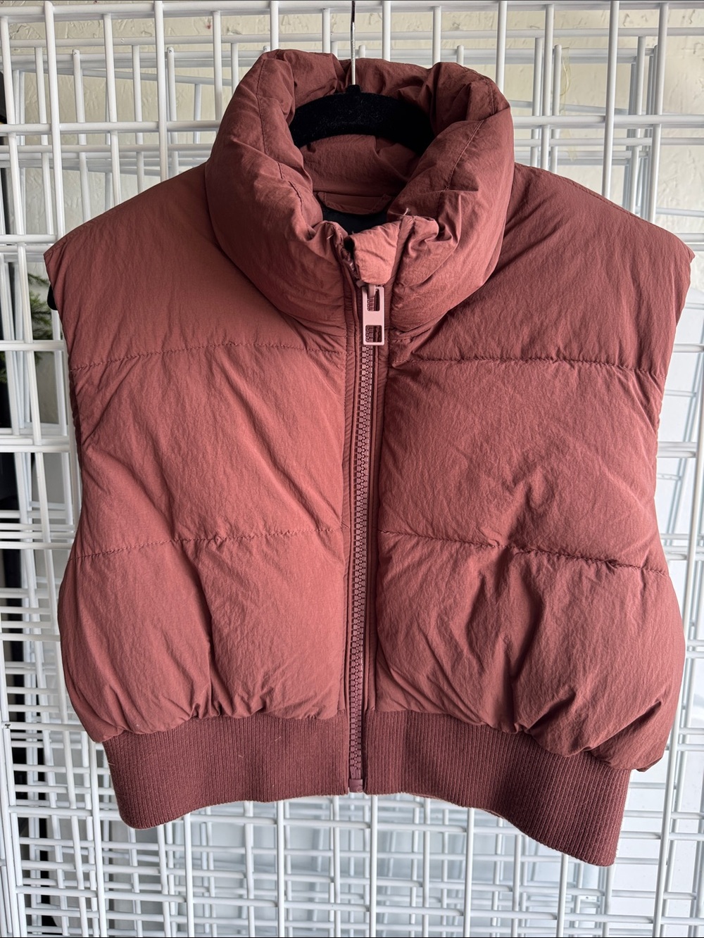 Zara Cropped Puffer Vest in Rosewood